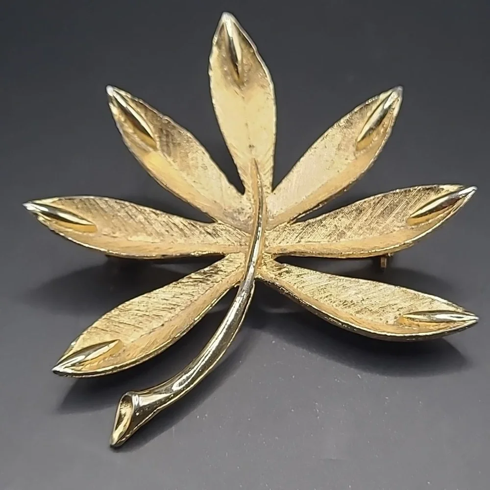 Vintage Leaf Brooch Woman Gold Tone Textured Fan Foliage Pin‎ Accessory
